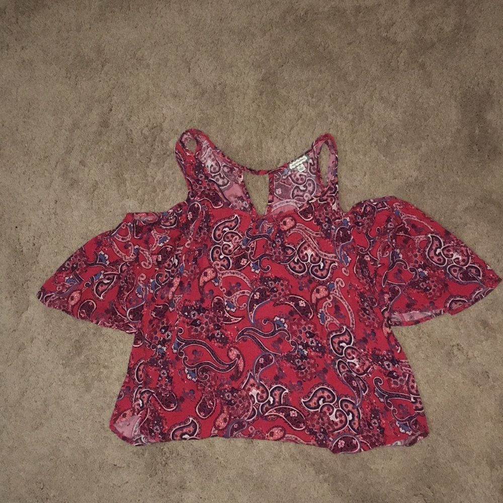 Fun pattern cut out shoulder shirt!